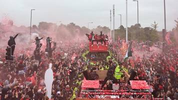Video: Un auto atropella a varias personas durante los festejos del Liverpool