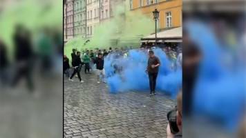 Video: Hinchas de Chelsea y Betis se enfrentan en pelea campal en Polonia