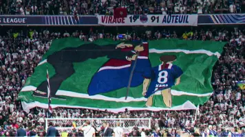 La afición del PSG tuvo un gesto emotivo con Luis Enrique y su hija Xana