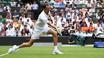 Daniil Medvedev debuta en Wimbledon con triunfo inapelable en tres sets