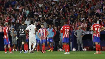 Atlético expulsa de por vida a uno de los hinchas que lanzó objetos al campo de juego