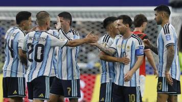 Messi lleva a Argentina a dieciseisavos de final del Mundial con doblete ante Austria