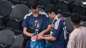 Hinchas de Japón vuelven a dar ejemplo al limpiar tribuna en la Copa del Mundo