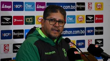 Villegas dice que no es un DT “castigador” y que los cambios en Bolivia son por temas “deportivos”