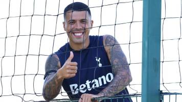 Video: La emotiva bienvenida del Tottenham a Pedro Porro tras ganar el Mundial