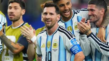 El mundo del fútbol se rinde a los pies del goleador histórico Lionel Messi