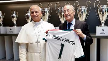 Florentino recibe al Papa en el Bernabéu y le obsequia una camiseta del Madrid