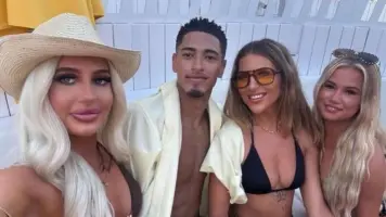 Bellingham rompe las redes con una foto junto a un ‘triplete’ de mujeres en sus vacaciones