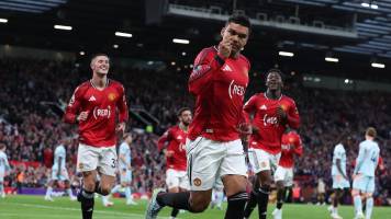 Manchester United se acerca a la Champions tras vencer al Brentford