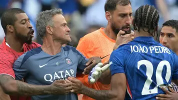 Video: La insólita agresión de Luis Enrique a Joao Pedro tras caída del PSG