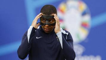 Kylian Mbappé fue suplente en el partido de Francia tras fracturase la nariz