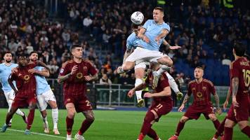 Lazio y Roma empatan en un derbi marcado por violencia entre hinchas