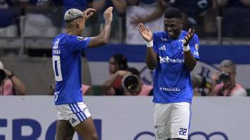 Cruzeiro alcanza la cima de su grupo tras vencer a Boca en un final caliente