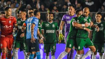 El clásico terminó caliente, con amagues de pelea y empujones entre jugadores