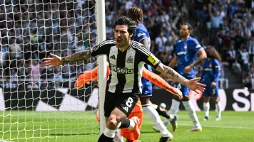 Newcastle alcanza podio en la Premier League tras vencer al Chelsea