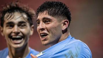 Uruguay goleó 6-0 a Paraguay y consiguió el liderato de su grupo