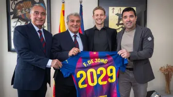 Barcelona renueva con el neerlandés Frenkie de Jong por cuatro temporadas