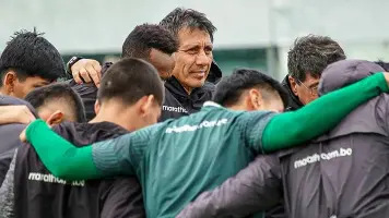 Peña pide “protección laboral” a la FBF y dice que sigue siendo DT de Oriente