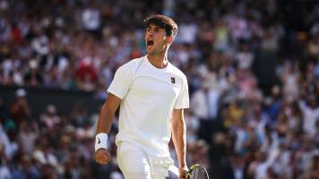 Carlos Alcaraz avanza con apuros ante Fognini en su debut en Wimbledon