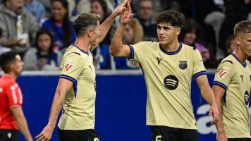 Barcelona remonta al Oviedo para seguir prendido en la pelea con Real Madrid