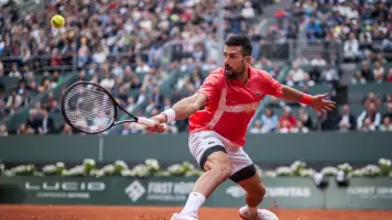 Novak Djokovic se estrena en Roland Garros con triunfo y sin dificultades