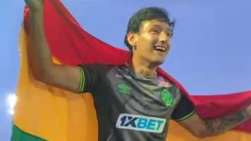 El boliviano Víctor Ábrego festeja título de campeón con el Raja Casablanca