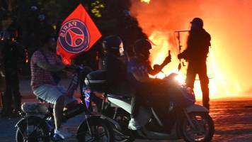 Al menos 80 detenidos y un policía herido por festejos excesivos de hinchas del PSG
