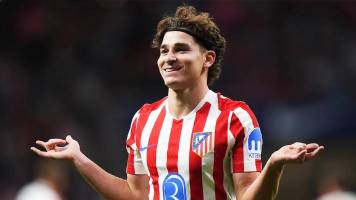 Atlético Madrid plantea denunciar al Barcelona ante FIFA por Julián Álvarez