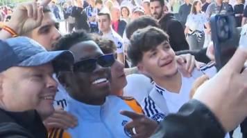 Video: El doble de Vinícius que causó furor en las afueras del Santiago Bernabéu