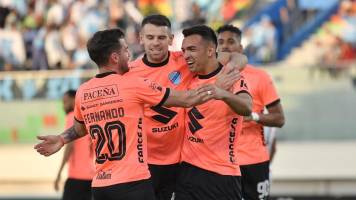 Bolívar vence a FC Universitario con lo justo para liderar el torneo en solitario