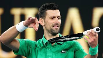 Novak Djokovic pasa a cuartos de final en Melbourne tras baja de Jakub Mensik