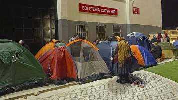 Expectativa por la Verde: Hinchas duermen por una entrada para el partido contra Paraguay 