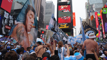 Miles de hinchas argentinos toman Times Square en la previa de la final del Mundial 