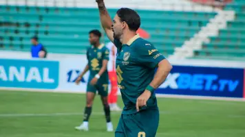 Bolívar vence a Independiente con lo justo y se aferra a la lucha por el título