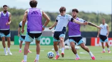 Argentina vuelve al trabajo sin titulares en víspera del cumpleaños de Messi