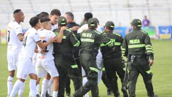 Escándalo en el indirecto: Tras penal dudoso a favor de Real Oruro, Royal Pari deja la cancha 