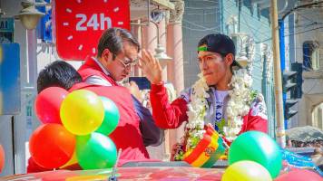 Garibay recibe el afecto de los bolivianos y parte a París para el acto de inauguración de los Juegos Olímpicos 