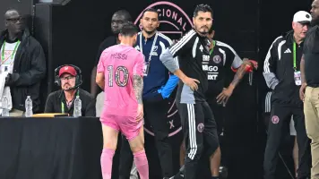 Messi abandona la cancha con molestias y se encienden las alarmas a menos de tres semanas del Mundial