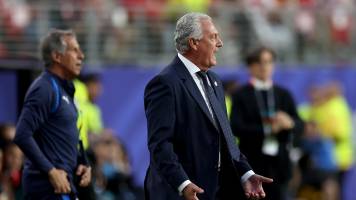 Alfaro habla de la expulsión de Almirón por taparse la boca: “Me cuesta jugar este nuevo deporte”
