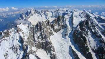 Rescatan a 240 esquiadores varados en telesillas en los Alpes franceses