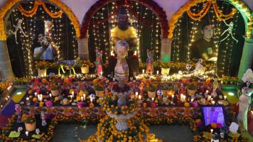 Un altar de muertos en México recuerda a los astros del fútbol Pelé y Maradona