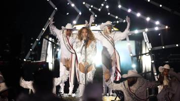 Beyoncé y Mariah Carey sorprendieron con su presentación en la NFL