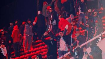 Al menos 10 heridos y 90 detenidos tras violencia en el partido Independiente-U de Chile