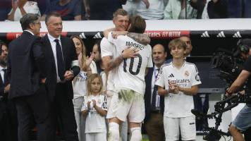 Los hinchas del Real Madrid homenajean a sus “leyendas” Modric y Ancelotti