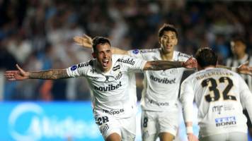 Santos saca ventaja liderado por Gabigol y con Neymar en la grada