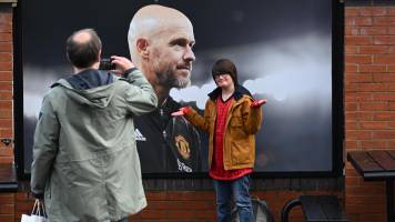 El Manchester United destituye a su entrenador Erik ten Hag, anuncia el club