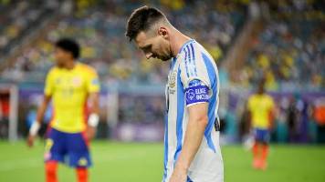 “Tengo bastantes dudas” de seguir jugando fútbol, dice Messi tras la muerte de su padre