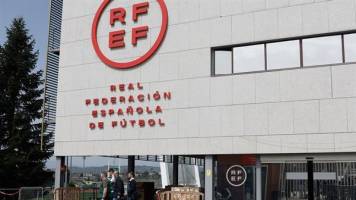 Allanan la Federación Española de Fútbol tras denuncias de contratos irregulares que implican a Rubiales y Piqué