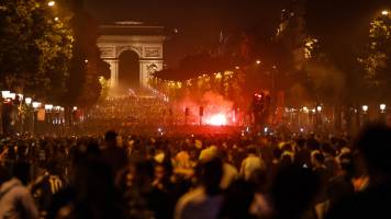 Policía francesa detiene a 416 personas en enfrentamientos tras final de Champions