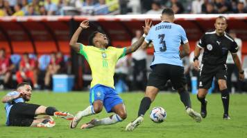 Video: La brutal falta de Nahitan Nández de Uruguay sobre Rodrygo de Brasil